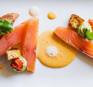 La Vallée - Hausgebeizter Lachs | Saumon mariné Hausgebeizter Lachs, Maracuja-Vinaigrette, Avocado & Koriander