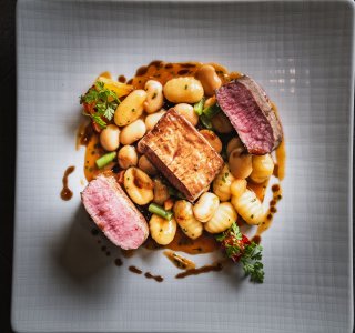 La Vallée - Rosa gebratener Lammrücken | Selle d´agneau In Thymian gebratener Lammrücken mit Merlotjus dazu ein Cassoulet von bu