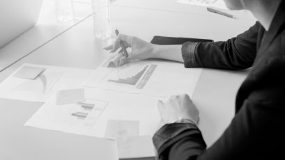 Close-up-businesswoman-looking-sticky-notes-graph-sw