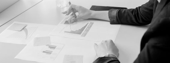 Close-up-businesswoman-looking-sticky-notes-graph-sw