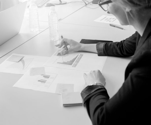 Close-up-businesswoman-looking-sticky-notes-graph-sw