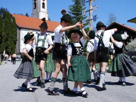 Kinder in Allgäuer Tracht