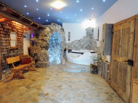 Natursteindusche in der Badstube