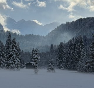 Schneebedeckte Berge am Karatsbichl Ein kalter Wintertag.