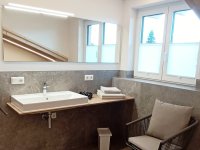 Badezimmer mit Fenster