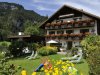 Im Sommer ein grünes Paradies mit Garten und Spielplatz
