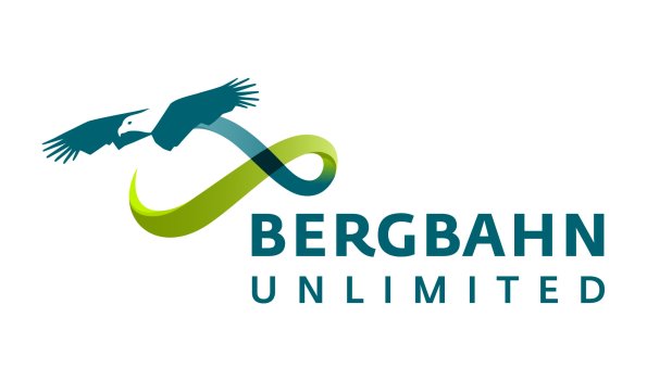 Menschen fahren mit der Bergbahn zur Spitze eines Berges. Es ist ein sonniger Tag und viele genießen die Aussicht.