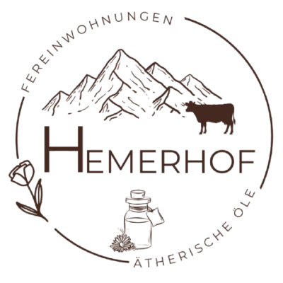 Der Hemerhof liegt in den Bergen und bietet Ferienwohnungen mit Sicht auf die Natur, Kühe und Pflanzenbilder.