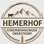 Der Hemerhof bietet Ferienwohnungen in Oberstdorf. Gäste genießen die ruhige Umgebung in den Bergen und der Natur.
