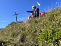Heubatspitz Pärchen deutet in die Ferne