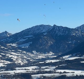 Winterpanorama der Allgäuer Alpen mit Heißluftballons