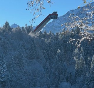 Freibergsee mit Skiflugschanze im Winter, Oberstdorf