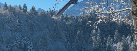 Freibergsee mit Skiflugschanze im Winter, Oberstdorf