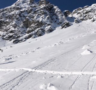 Skitourengeher im Aufstieg unter verschneitem Felsgipfel, Allgäuer Alpen