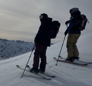Zwei Skitourengeher im Gegenlicht am Nebelhorn, Oberstdorf