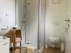 Modernes Badezimmer mit Dusche und Holzdetails