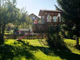 Baumhaus mit Rutsche