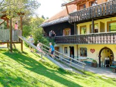 Spielplatz gegenüber Balkon Grünten und Edelweiß