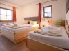 Schlafzimmer mit 3 Betten in der Ferienwohnung Zur Gemütlichkeit