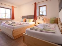 Schlafzimmer mit 3 Betten in der Ferienwohnung Zur Gemütlichkeit