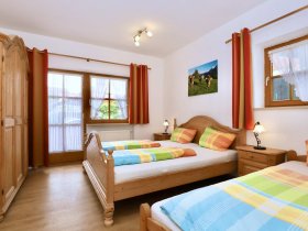 Schlafzimmer mit 3 Betten in der Ferienwohnung Zur Gemütlichkeit