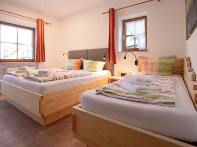 Schlafzimmer mit 3 Betten in der Ferienwohnung Zur Gemütlichkeit