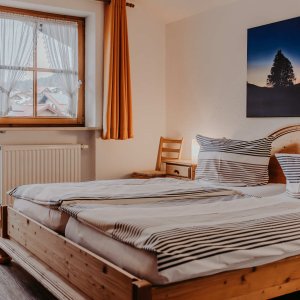 Schlafzimmer mit einem Doppelbett in einer Wohnung