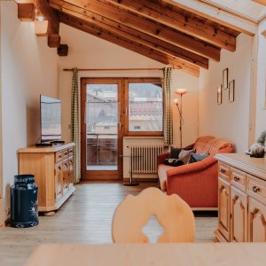 Wohnzimmer mit Holzdecke in einer Wohnung