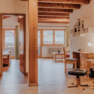 Ein Raum in einer Wohnung mit viel Licht