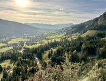 Von der Kanzel sieht man über Bad Hindelang und das Ostrachtal bis zur Hörnerkette