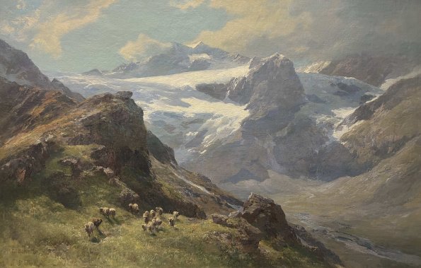 In dieser großformatig angelegten Hochgebirgsdarstellung zeigt Edward Theodore Compton den Piz Palü im Berninamassiv mit dem weit ausladenden Persgletscher. Die Komposition verbindet monumentale alpine Architektur mit einem pastoral geprägten Vordergrund, in dem eine Schafherde die Maßstäblichkeit der Landschaft betont.