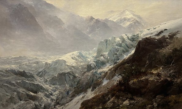 Das Gemälde zeigt den Gepatsch-Ferner, einen der größten Gletscher der Ostalpen, in einer weit ausgreifenden Hochgebirgskomposition. Compton wählt eine erhöhte Perspektive, die den Blick entlang der zerklüfteten Eisformationen in die Tiefe des Gletscherbeckens und weiter zu den umgebenden Gipfeln lenkt.