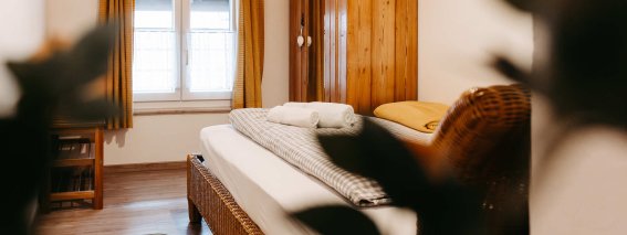 Gemütliches Schlafzimmer mit natürlichem Licht Schön eingerichtetes Schlafzimmer mit Holzdetails und Fenstern, die den Raum erhellen. Einladende Atmosphäre für Erholung.