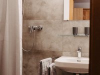 Das Badezimmer zeigt eine moderne Kombination aus Badewanne, Waschbecken und schlichtem Design in hellen Farben.