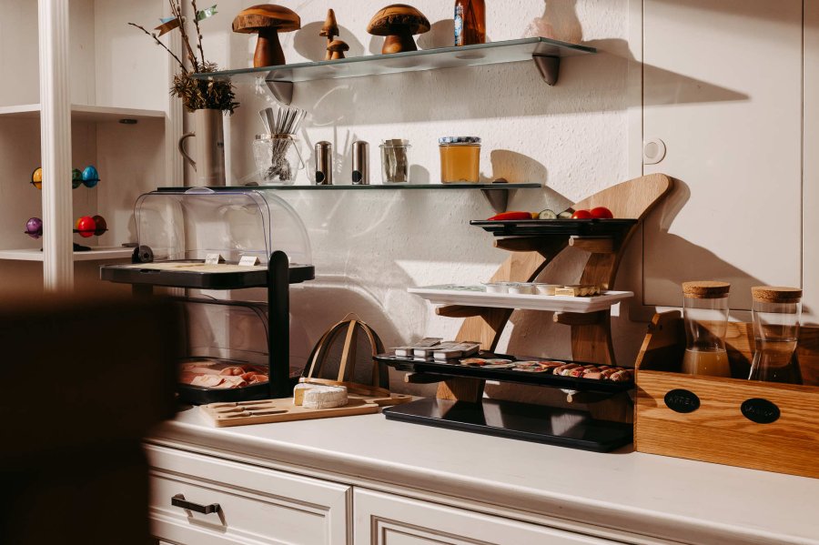 Selbstbedienungsbuffet mit verschiedenen Lebensmitteln