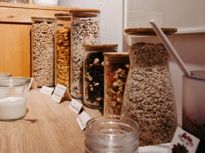 Auf dem Tisch stehen mehrere Gläser mit verschiedenen gesunden Zutaten, ideal für eine ausgewogene Ernährung.