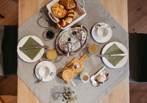 Ein gedeckter Tisch mit Gebäck und Getränken Der Tisch ist festlich gedeckt mit Kaffee, Gebäck und Getränken in einem einladenden Raum.