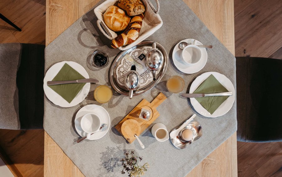 Ein gedeckter Tisch mit Gebäck und Getränken