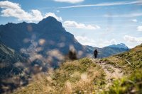 Wanderer-einem-bergpfad-bei-schoenem-wetter