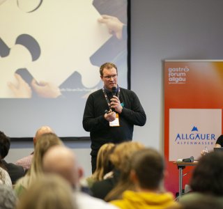 Benjamin Buhl im Workshopraum Allgäuer Alpenwasser