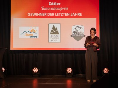 Gesa Zötler auf der Bühne zur Verleihung Innovationspreis