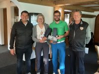 Die beiden Sieger Mechthild Ewert und Michael Fischer mit dem Sponsor Erkan Sentürk (li.) und Sportwart Jürgen Schwartges (re.)