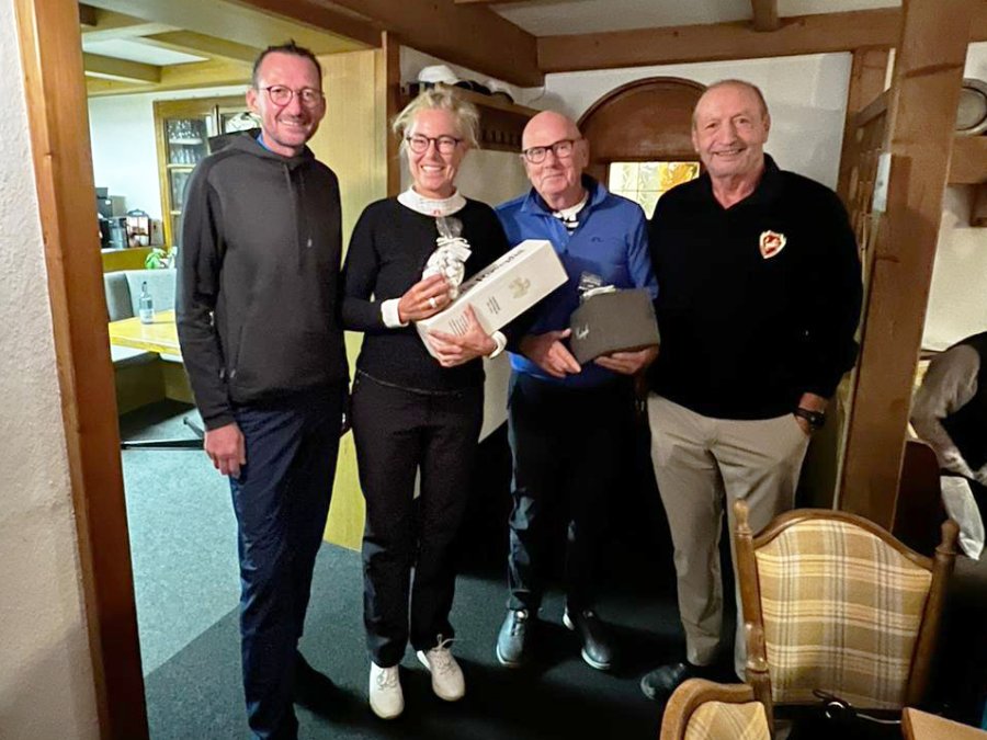 Die Sieger Barbara Klawitter und Wolfgang Deters mit Gery Kantor (li.) und Wolfgang Brühl