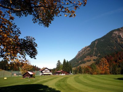 Clubhaus im Herbst (c) Golfclub Oberstdorf e.V.