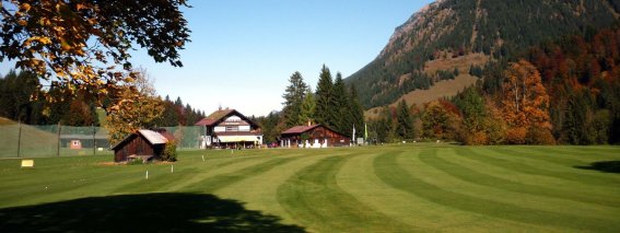 Clubhaus im Herbst (c) Golfclub Oberstdorf e.V.