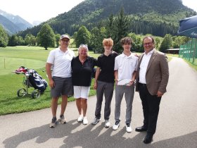 Das Siegerteam v.l.: Felix und Marion Alt, Benjamin Beranek, Simeon Rietzler und Hotelchef Nikolaus Jäger