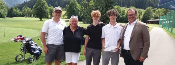 Das Siegerteam v.l.: Felix und Marion Alt, Benjamin Beranek, Simeon Rietzler und Hotelchef Nikolaus Jäger