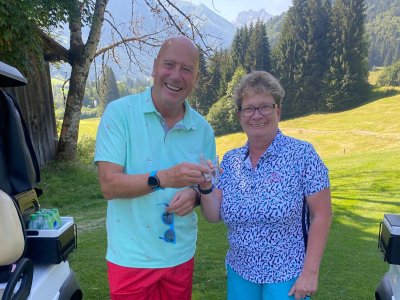 Tanja Wellstein stößt mit Willy an