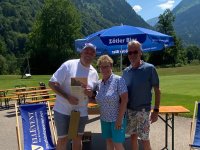 Bruttosieger Markus Eisermann mit den Sponsoren Tanja und Helmut Wellstein