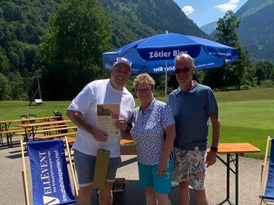 Bruttosieger Markus Eisermann mit den Sponsoren Tanja und Helmut Wellstein
